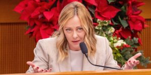 La Presidente del Consiglio, Giorgia Meloni, risponde alle domande dei giornalisti durante la conferenza stampa di inizio anno. Più che una Meloni istituzionale, quella apparsa nella conferenza stampa, è stata più una leader di partito che sicuramente sa comunicare, che una statista.