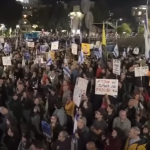 Una folla israeliana che protesta di notte per le strade. Nei giorni scorsi in varie città di Israele proteste e sit-in hanno chiesto il rilascio degli ostaggi e le dimissioni del primo ministro Benjamin Netanyahu.