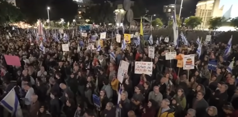 Una folla israeliana che protesta di notte per le strade. Nei giorni scorsi in varie città di Israele proteste e sit-in hanno chiesto il rilascio degli ostaggi e le dimissioni del primo ministro Benjamin Netanyahu.