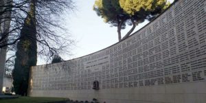 Nella foto il muro del deportato a Roma. "Usiamo il Giorno della Memoria per interrogarci su come interrompere razzismo e violenza, qui e altrove, senza accollare in modo razzista il fardello della memoria solo a un segmento della società – gli ebrei - rimproverandolo per farne un uso sbagliato". La riflessione di Bruno Montesano.