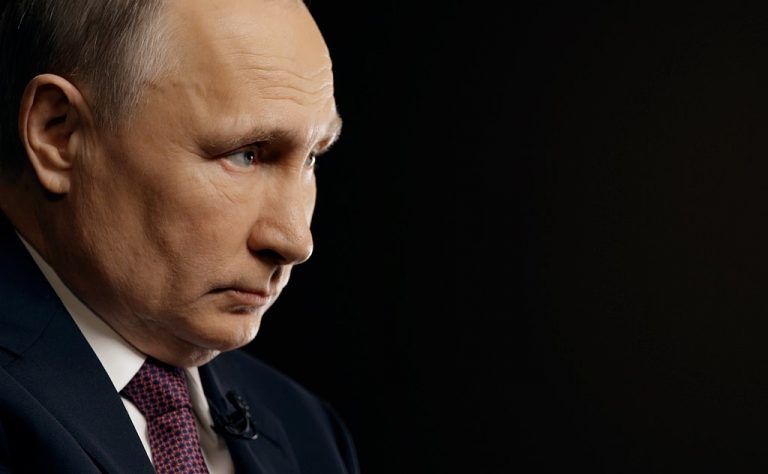 Un primo piano di Vladimir Putin su sfondo nero. Qual è la situazione in Russia a due anni dall'invasione dell'Ucraina?