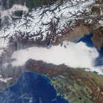 Mix di nebbia e smog che ricopre la Pianura Padana in una foto della Missione Copernicus Sentinel-3 del 29 gennaio 2024. L'inquinamento atmosferico della Pianura Padana è fuori soglia dall'inizio gennaio.