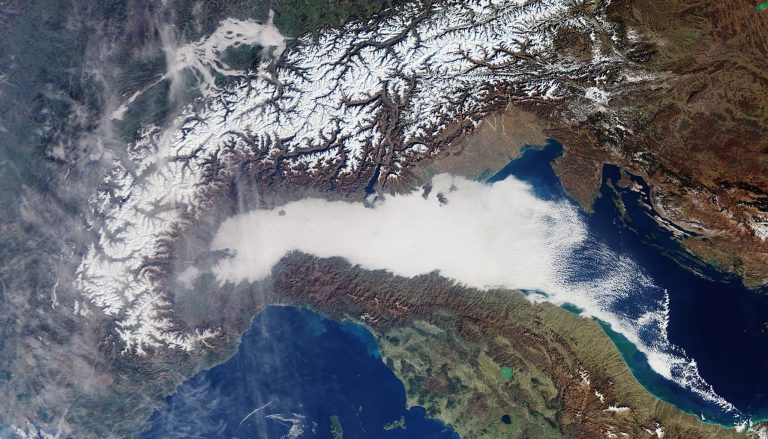 Mix di nebbia e smog che ricopre la Pianura Padana in una foto della Missione Copernicus Sentinel-3 del 29 gennaio 2024. L'inquinamento atmosferico della Pianura Padana è fuori soglia dall'inizio gennaio.