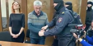 Il momento della condanna di Oleg Orlov a due anni e sei mesi di colonia penale. Dopo la morte di Alexei Navalny, sono decine i giornalisti, politici e attivisti russi, critici della guerra in Ucraina, condannati e finiti nelle colonie penali della Russia.