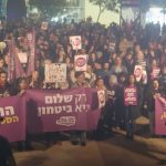 Una manifestazione di israeliani arabi ed ebrei a Tel Aviv contro la guerra a Gaza. Il sito +972 ha raccolto le testimonianze di attivisti sulla repressione operata dalla polizia israeliana sulle proteste contro la guerra in corso a Gaza.