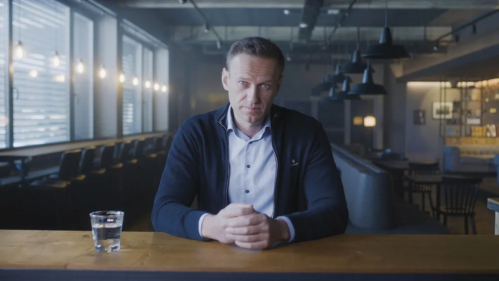 Una immagine di Navalny con le mani giunte. Cosa è la Russia oggi, cosa sarà della Russia dopo Navalny? Navalny è diventato una figura storica e fondamentale perché ha incarnato un'irriducibile posizione politica anti-Putin e ha rappresentato l'alternativa più sostanziale al suo regime dal 2000. Putin dovrà fare i conti con la sua eredità.