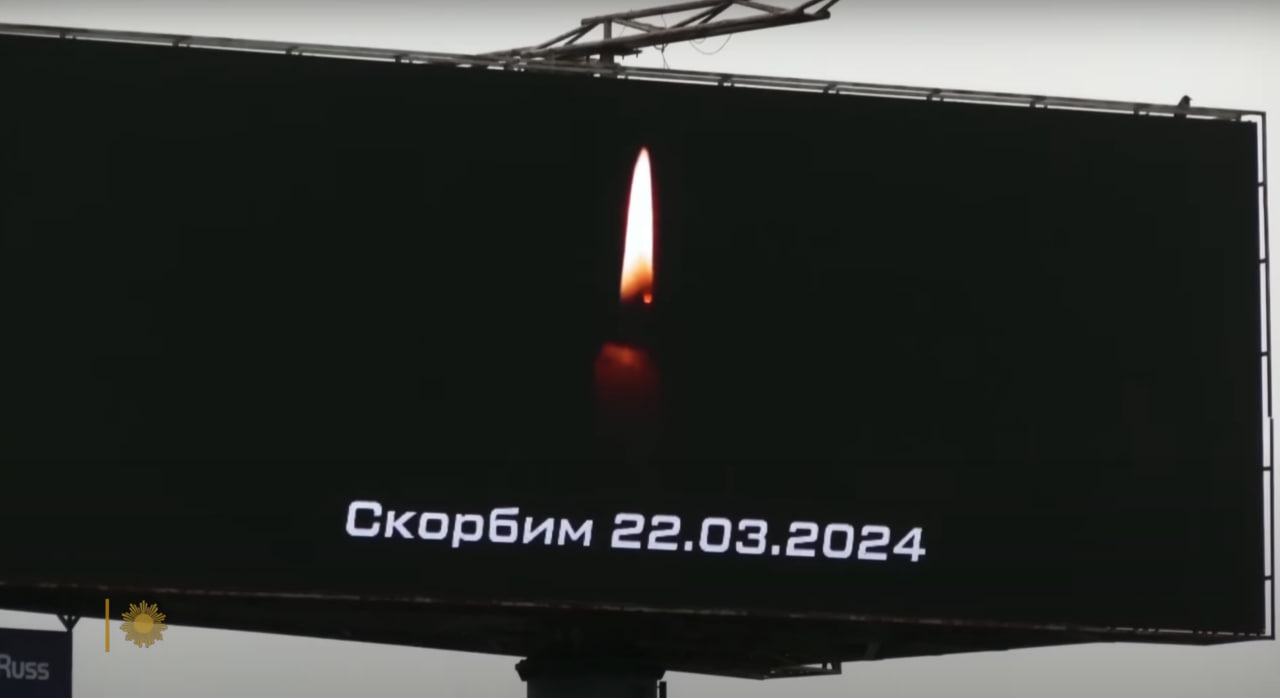 Un maxischermo che commemora le vittime dell'attacco terroristico a Mosca, in Russia. Calma, stabilità, sicurezza in cambio della libertà: questi erano i punti di un "contratto" immaginario con la società. Cosa resta adesso di questo “contratto”?