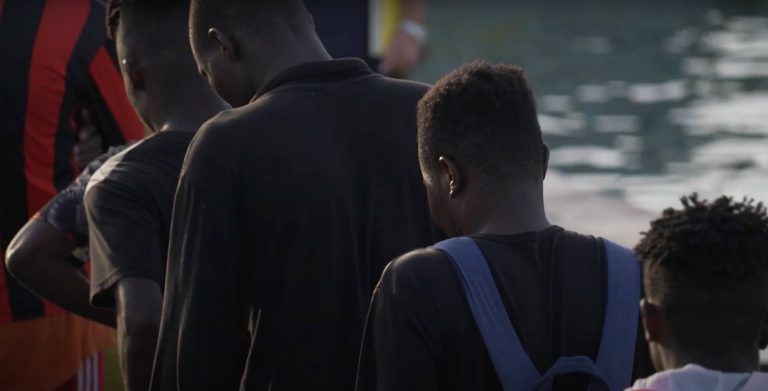 Tre migranti sbarcano sulle spiagge europee. Attualmente in Italia ci sono quasi 22mila minori stranieri non accompagnati (MSNA) e nella maggior parte, come Ahmad, sono ragazzi adolescenti. Dall’estate scorsa resta uno dei numeri più alti mai registrati dal 2015. Almeno 12 al giorno scappano dai centri e scompaiono. Le loro vite sono al centro del lavoro del gruppo Lost in Europe – un pool di 28 reporter di 14 paesi – che si occupa di non perdere traccia delle storie di questi ragazzi e ragazze, anche molto piccoli, troppo spesso invisibili in tutta Europa.