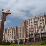 L'edificio del Parlamento di Tiraspol in Transnistria con una statua di Vladimir Lenin davanti