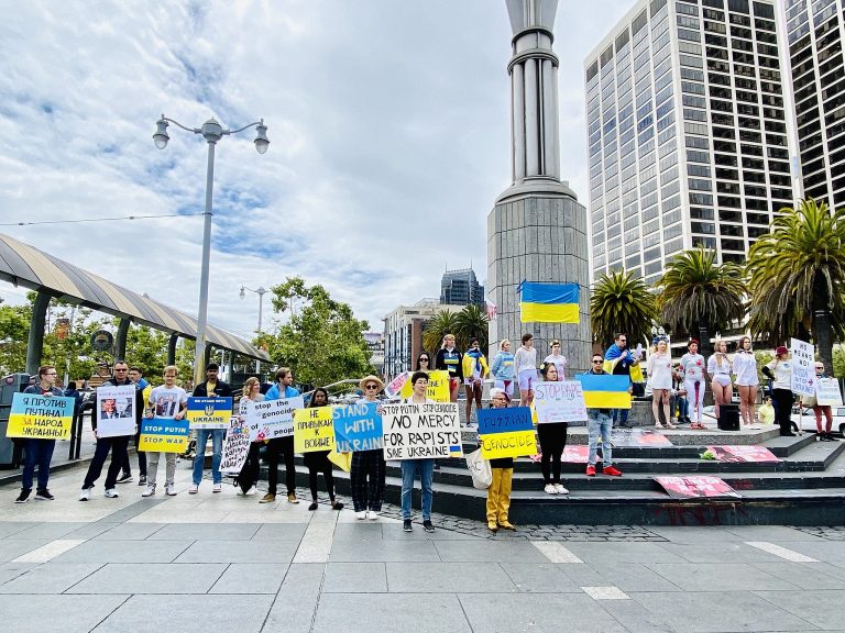una protesta a San Francisco, negli Stati Uniti, contro le violenze sessuali nei confronti delle persone ucraine da parte dei soldati russi