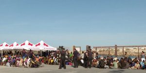 Persone in attesa di prima accoglienza. L'UE ha definito storico il nuovo Patto per le migrazioni e l'asilo ma secondo molti esperti del settore e rappresentanti delle organizzazioni umanitarie il Parlamento europeo ha siglato un patto sulla migrazione che probabilmente porterà a diffuse violazioni dei diritti umani in tutta Europa e ai suoi confini. 