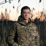 Nella foto Taras Bilous, storico e saggista che sta prestando servizio nell’esercito ucraino dall’inizio dell’invasione russa su larga scala. Bilous è uno dei rappresentanti più visibili della sinistra ucraina, ed è membro del gruppo Movimento sociale (Sociaľnyj ruch) e redattore del sito Commons (Spiľne).
