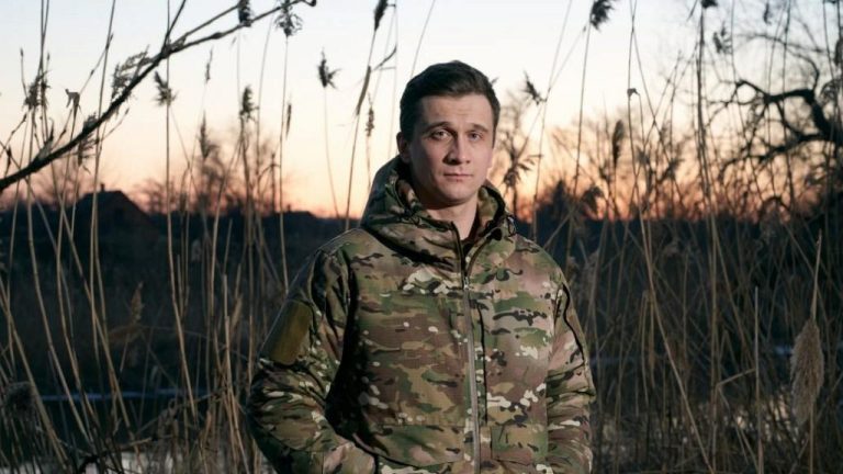 Nella foto Taras Bilous, storico e saggista che sta prestando servizio nell’esercito ucraino dall’inizio dell’invasione russa su larga scala. Bilous è uno dei rappresentanti più visibili della sinistra ucraina, ed è membro del gruppo Movimento sociale (Sociaľnyj ruch) e redattore del sito Commons (Spiľne).