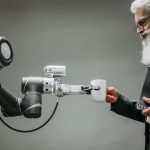 Un robot porge una tazza di te a un uomo. Quale impatto avranno sul mondo del lavoro, e quale stanno già avendo, le nuove tecnologie come l'intelligenza artificiale e l'automazione?