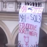 Gli studenti a Torino stendono uno striscione per protestare contro le molestie sessuali nei confronti degli studenti.