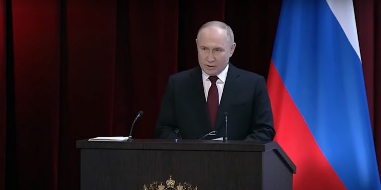 Putin durante un evento pubblico dopo l'attentato a Mosca. Gli interessi in gioco dietro le varie teorie sull'attentato di Mosca: perché il Cremlino sta forzando una pista ucraina?