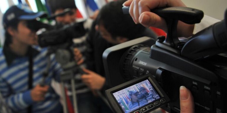 Un giornalista impegnato a riprendere con la propria telecamera. Tra emendamenti ritirati e quelli a prima firma di Costa e Calderone, in Parlamento si fa strada l'ipotesi di provvedimenti che puniscono i giornalisti con il carcere.