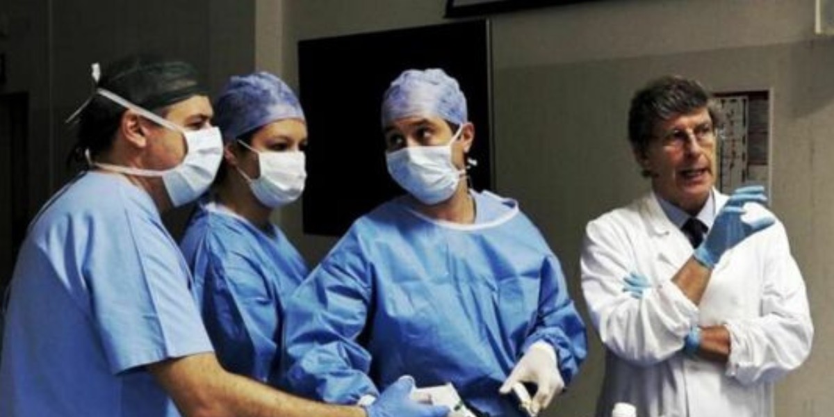 Un'equipe medica in una sala medica. In Italia si può decidere che il proprio corpo, una volta deceduti, sia utilizzato per la scienza.