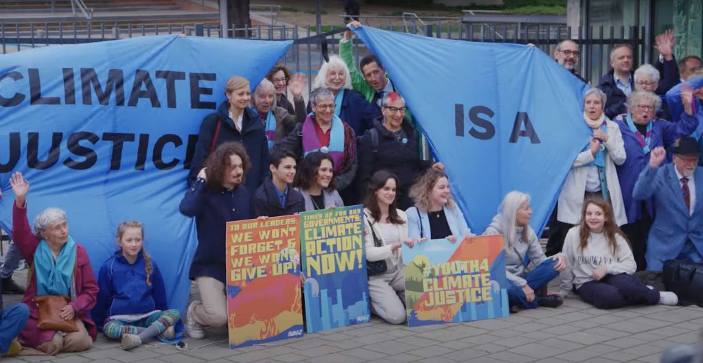 Le KlimaSeniorinnen nel giorno della vittoria alla CEDU. La decisione della Corte Europea dei Diritti dell’Uomo (CEDU) di dare ragione all’istanza presentata dalle KlimaSeniorinnen, un gruppo di donne svizzere over 64 anni che aveva intentato causa contro il governo della Svizzera per le sue politiche climatiche ritenute inefficaci, potrebbe rappresentare un precedente importante. Le cause climatiche sono sempre di più e iniziano a mettere pressione a Stati e aziende.