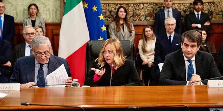 Nella foto Giorgia Meloni, e i ministri Fitto e Tajani durante una conferenza sul PNRR