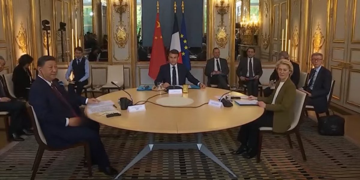 Il presidente cinese Xi Jinping, quello francese Emmanuel Macron e la presidente della commissione europea Ursula von der Leyen seduti a un tavolo rotondo.