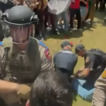 poliziotti in tenuta antisommossa bloccato a terra un manifestante e lo arrestano durante le proteste pro-Palestina alla Columbus University