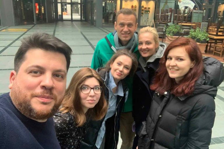 Nella foto Yulia and Alexey Navalny con Leonid Volkov e sua moglie Anna Biryukova, Maria Pevchikh, e Kira Yarmysh.
