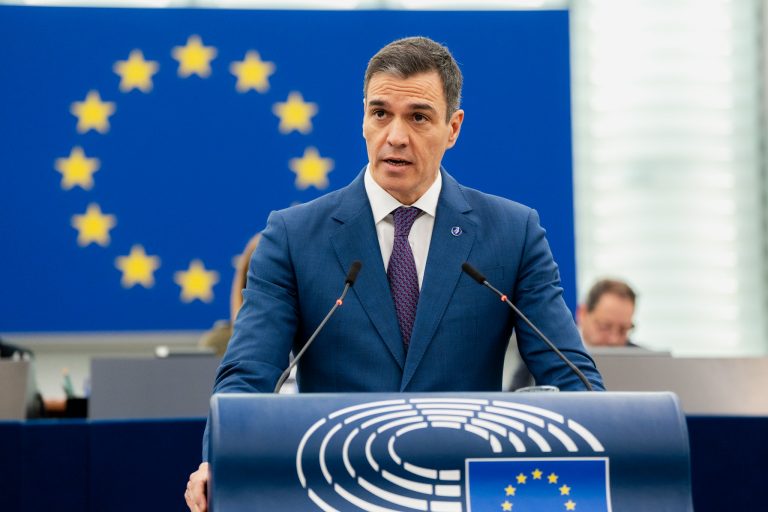 Pedro Sánchez durante al microfono durante una seduta del Parlamento europeo