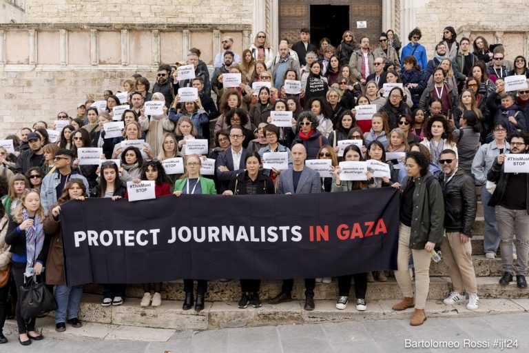 Il sit-in per i giornalisti uccisi a Gaza durante il Festival Internazionale del Giornalismo. Nell'ultimo anno, praticamente in tutto il mondo, i giornalisti e i mezzi di comunicazione indipendenti hanno dovuto affrontare una crescente repressione, secondo quanto rilevato dall'indice annuale della libertà di stampa di Reporter Senza Frontiere.