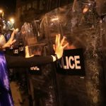 Una delle manifestazioni in Georgia. Dopo le proteste in Occidente contro la legge sugli agenti stranieri approvata in Georgia, molti commenti hanno parlato dei presunti doppi standard su leggi simili negli USA e nell'Unione Europea. È necessario chiarire cosa accomuna e cosa distingue queste normative, e cosa cambi a seconda che ci si trovi in uno Stato democratico, autoritario o semi-autoritario.