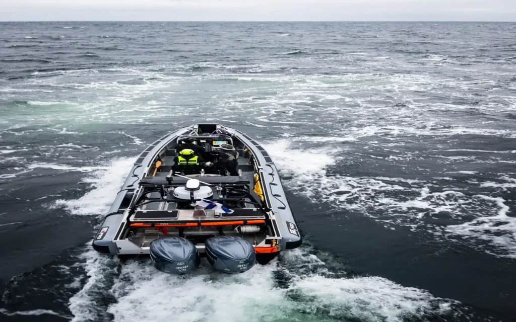 Un'imbarcazione si dirige nei mari baltici