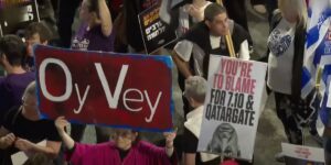 Una manifestazione in Israele a favore della liberazione degli ostaggi e contro Netanyahu