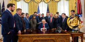 Teocrazia americana: Trump il Messia e il nazionalismo cristiano alla Casa Bianca