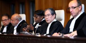 I giudici della Corte Internazionale di Giustizia riuniti per decidere sulle responsabilità di Israele riguardo il divieto di ingresso per l'UNRWA