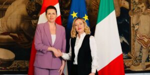 La presidente del Consiglio, Giorgia Meloni, stinge la mano alla prima ministra del governo danese, Mette Frederiksen