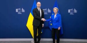 Il primo ministro dell'Ucraina stringe la mano a Ursula von der Leyen