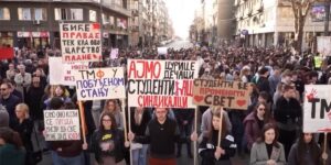 Gli studenti serbi protestano nelle strade di Belgrado in Serbia