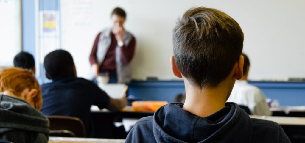 Alunni in classe fotografati di spalle