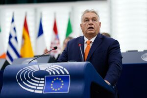 Viktor Orban al microfono, parla al Parlamento Europeo