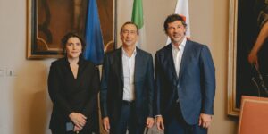 Il sindaco di Milano, Beppe Sala, insieme all'ex calciatore Kaladze, sindaco della capitale della Georgia, Tbilisi.