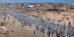 Gli abitanti di Gaza nella striscia loro consentita per accedere agli aiuti umanitari di Israele