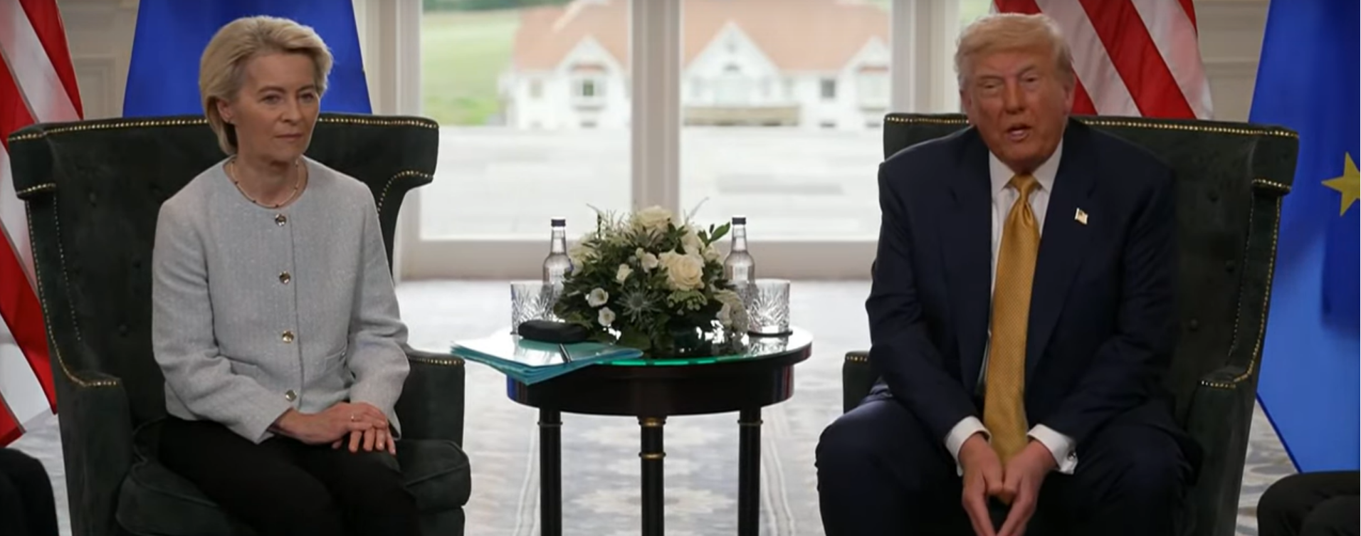 Donald Trump e Ursula von der Leyen seduti (con un tavolino nel mezzo) mentre annunciano l'avvenuto accordo