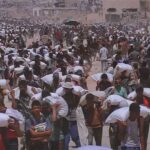 Abitanti di Gaza si spostano con i sacchi di cibo sulle spalle. Per la prima volta due importanti organizzazioni israeliane per i diritti umani, B’Tselem e Physicians for Human Rights, hanno accusato Israele di genocidio a Gaza