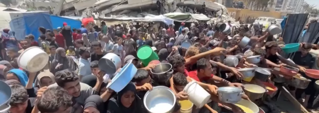 Folla di persone in fila per cercare alimenti