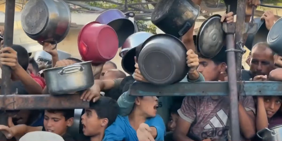 Bambini con le scodelle cercano cibo per placare la fame a Gaza