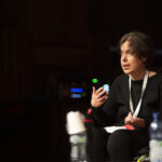 Laura Santi mentre parla durante un evento all'International Journalism Festival