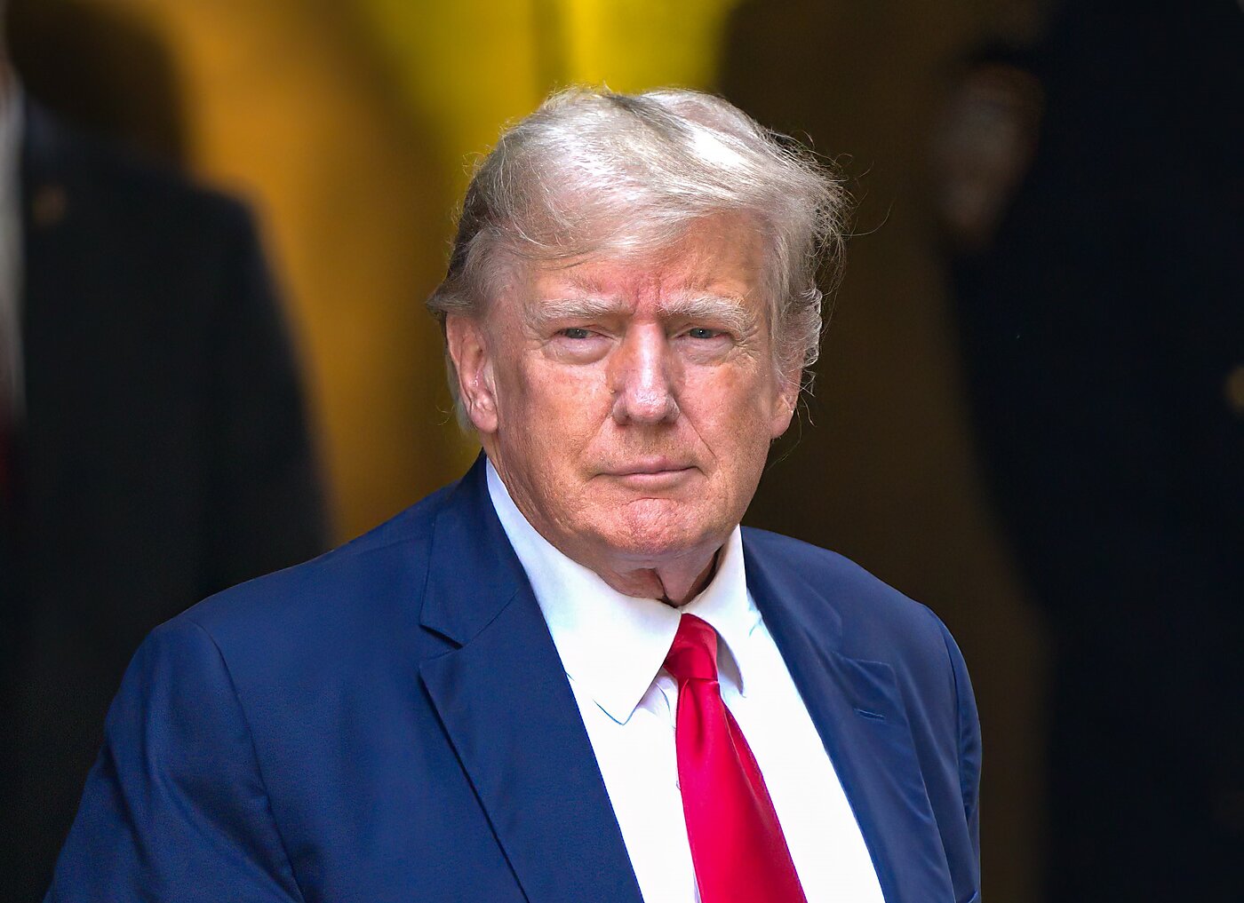 Il presidente USA Trump guarda pensieroso preoccupato dal caso Epstein