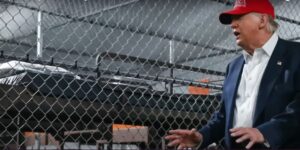 Il presidente USA Trump durante la visita nel nuovo centro per la detenzione dei migranti