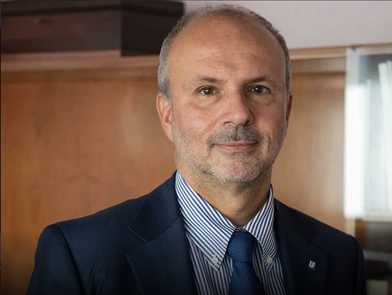 Nella foto il ministro Schillaci che ha nominato nel comitato tecnico consultivo per le politiche vaccinali due figure controverse: Paolo Bellavite ed Eugenio Serravalle, noti per le loro posizioni critiche sull’obbligo vaccinale e lodati dal movimento no-vax.