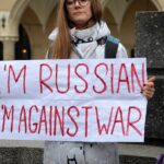 Attivista anti-guerra tiene in mano un cartello con scritto "I'm Russian I'm against war".